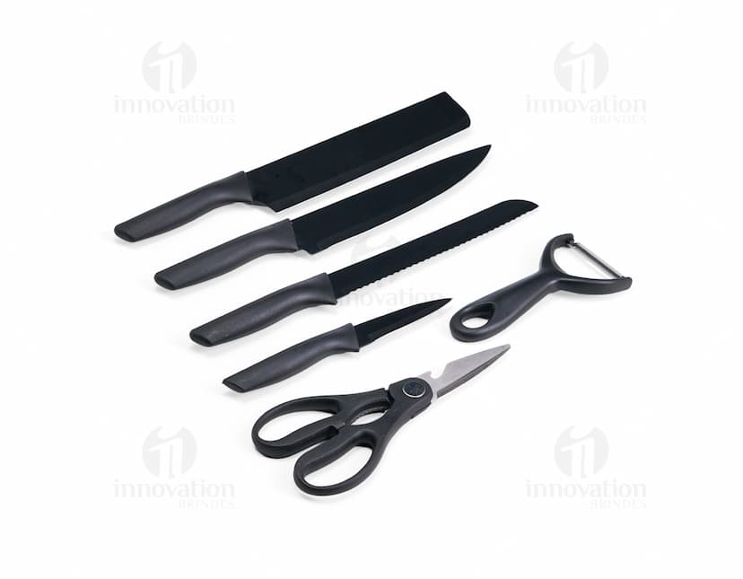 Produto Kit Churrasco 6 peças contendo faca, garfo, espátula, pinça, escova e afiador de facas em fundo branco.