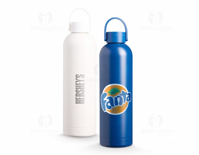 Garrafa Térmica 750ml em aço inoxidável na cor prata, com tampa rosqueável e alça para transporte.