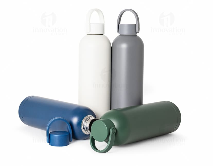 Garrafa Térmica 750ml em aço inoxidável na cor prata, com tampa rosqueável e alça para transporte.