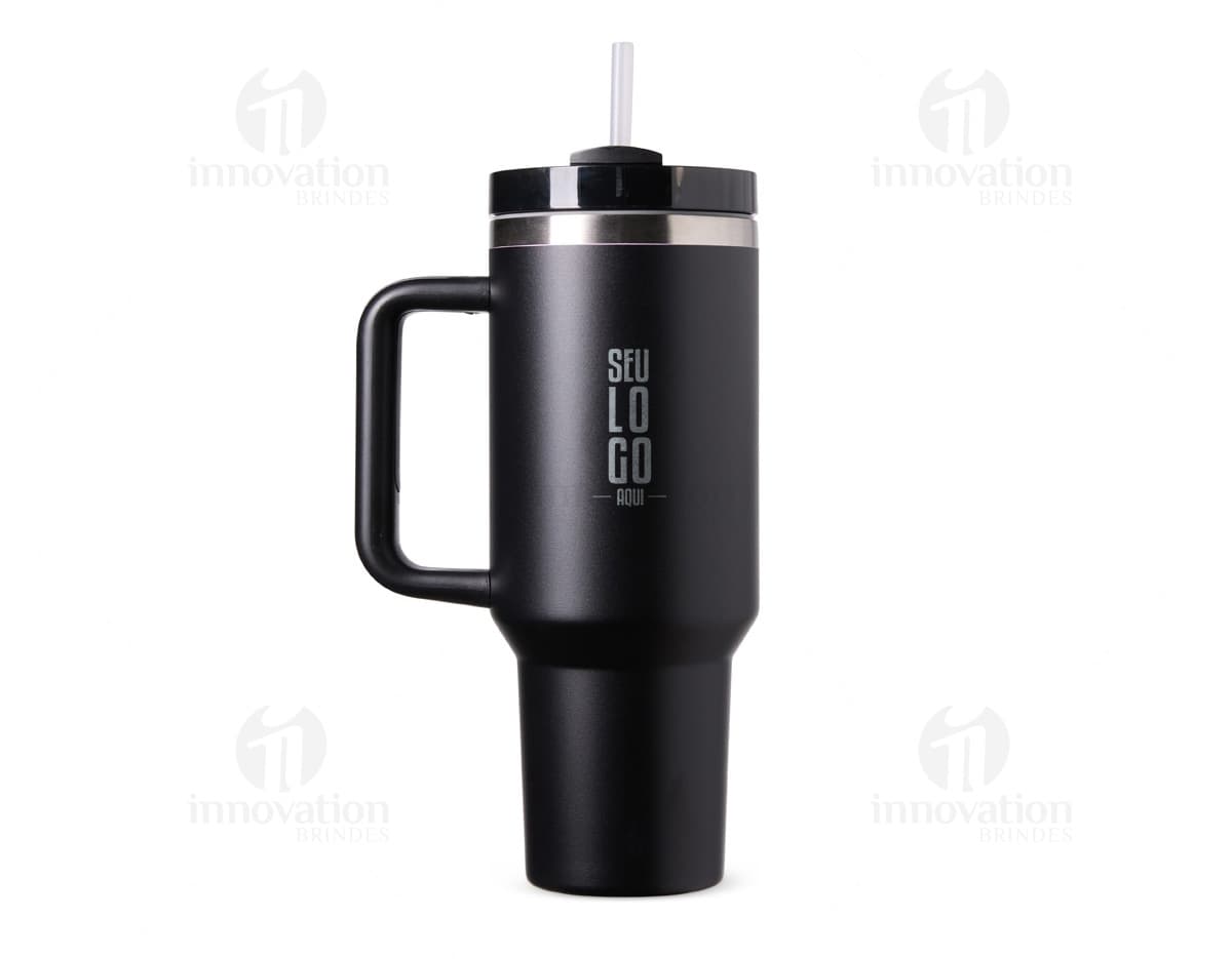 Uma imagem de uma Caneca Térmica de 1,2 litros, com design moderno e tampa de rosca. A caneca é de cor prata e parece ser feita de aço inoxidável.