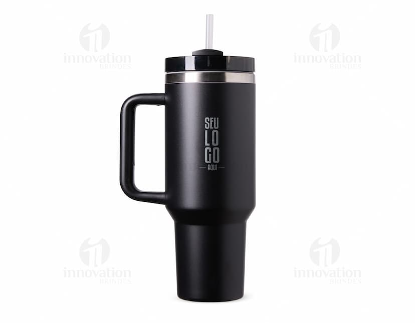 Uma imagem de uma Caneca Térmica de 1,2 litros, com design moderno e tampa de rosca. A caneca é de cor prata e parece ser feita de aço inoxidável.