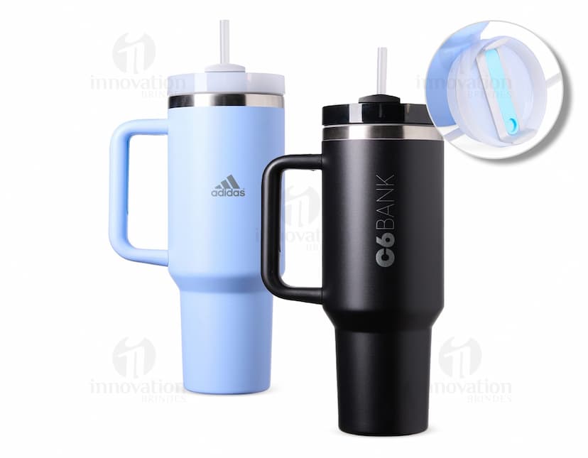 Uma imagem de uma Caneca Térmica de 1,2 litros, com design moderno e tampa de rosca. A caneca é de cor prata e parece ser feita de aço inoxidável.
