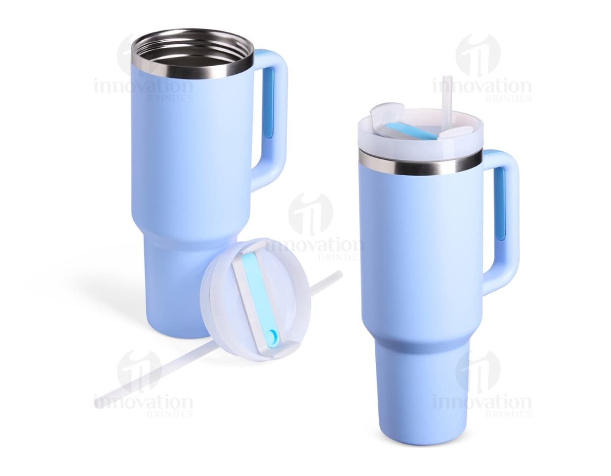 Uma imagem de uma Caneca Térmica de 1,2 litros, com design moderno e tampa de rosca. A caneca é de cor prata e parece ser feita de aço inoxidável.