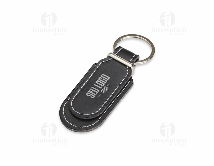Chaveiro de Couro Sintético preto com argola de metal e detalhes costurados à mão.