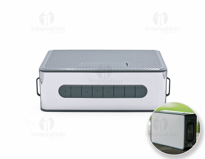 Caixa de som 15.600 mAh de cor preta com design compacto e moderno. Na frente da caixa, há botões de controle de volume e luzes indicadoras de status da bateria.
