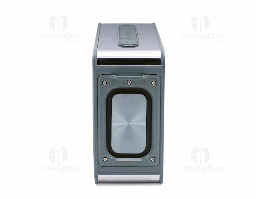 Caixa de som 15.600 mAh de cor preta com design compacto e moderno. Na frente da caixa, há botões de controle de volume e luzes indicadoras de status da bateria.