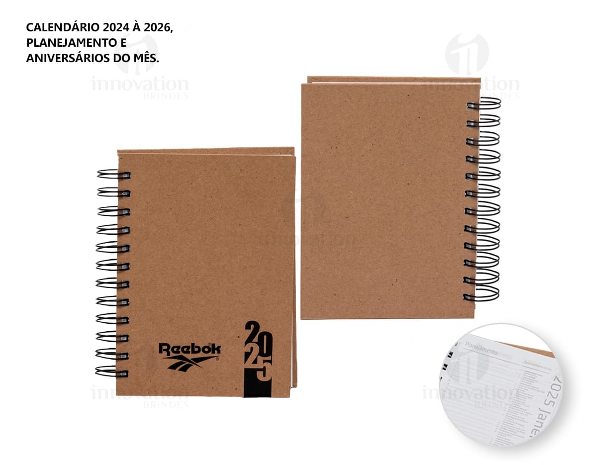 Agenda Diária 2025 com capa dura de cor azul escuro e detalhes em dourado, folhas internas brancas com espaços para notas e planejamento diário.
