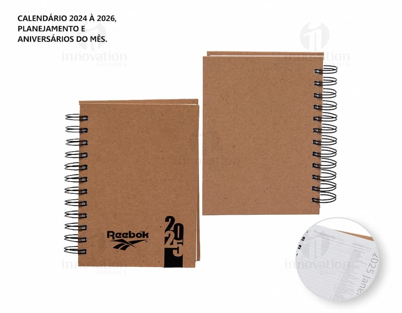 Agenda Diária 2025 com capa dura de cor azul escuro e detalhes em dourado, folhas internas brancas com espaços para notas e planejamento diário.