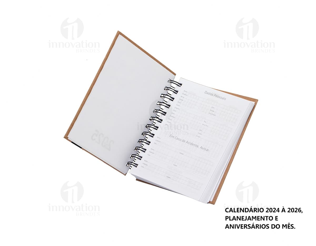 Agenda Diária 2025 com capa dura de cor azul escuro e detalhes em dourado, folhas internas brancas com espaços para notas e planejamento diário.