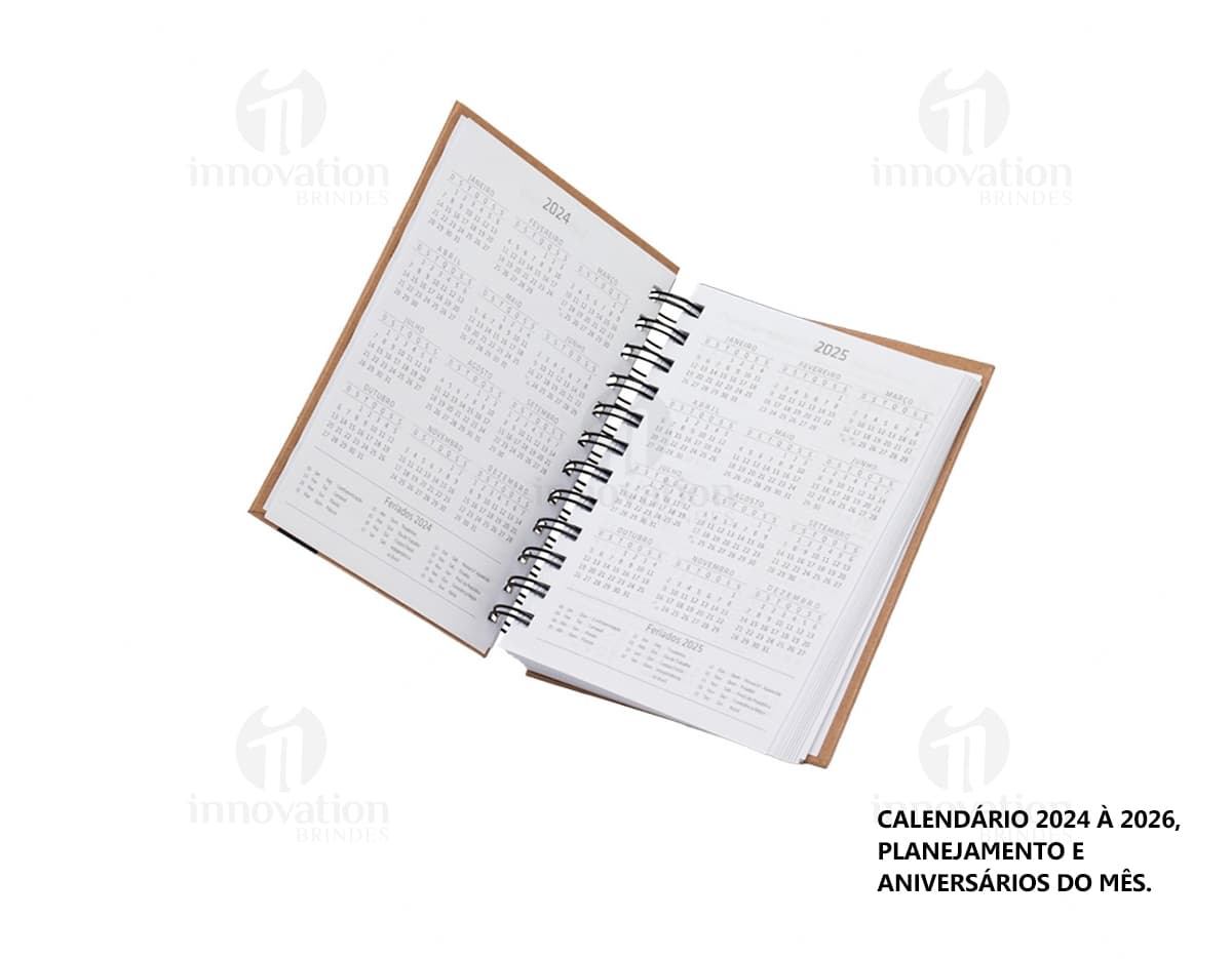 Agenda Diária 2025 com capa dura de cor azul escuro e detalhes em dourado, folhas internas brancas com espaços para notas e planejamento diário.