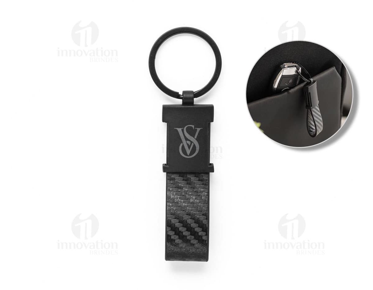 Chaveiro em couro sintético preto com detalhe de metal prateado em forma de coração.