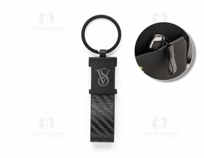 Chaveiro em couro sintético preto com detalhe de metal prateado em forma de coração.
