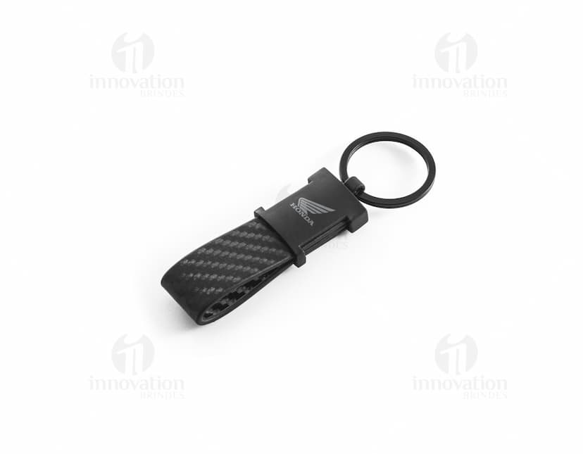 Chaveiro em couro sintético preto com detalhe de metal prateado em forma de coração.