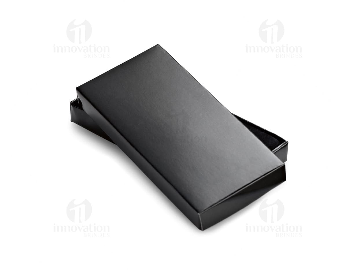 Chaveiro em couro sintético preto com detalhe de metal prateado em forma de coração.