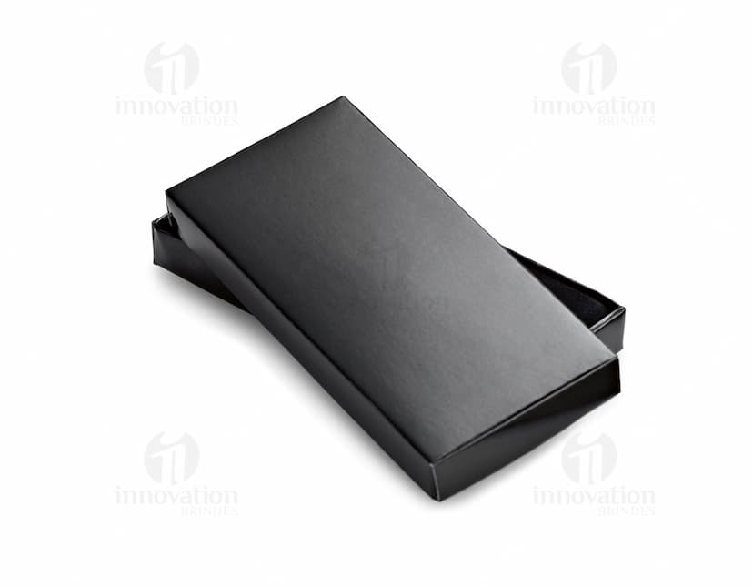 Chaveiro em couro sintético preto com detalhe de metal prateado em forma de coração.