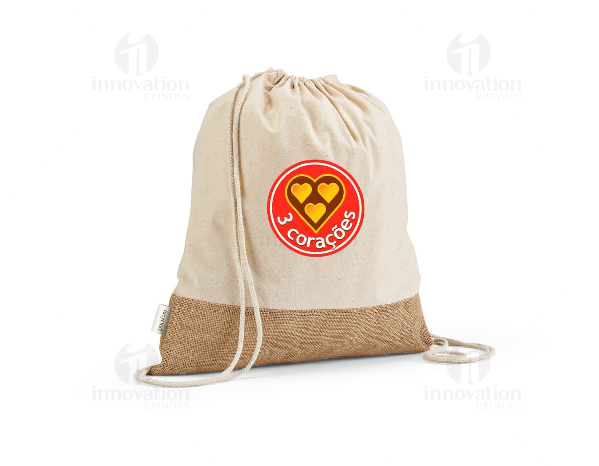 Sacola tipo mochila em tecido preto com alças ajustáveis e fecho de cordão.