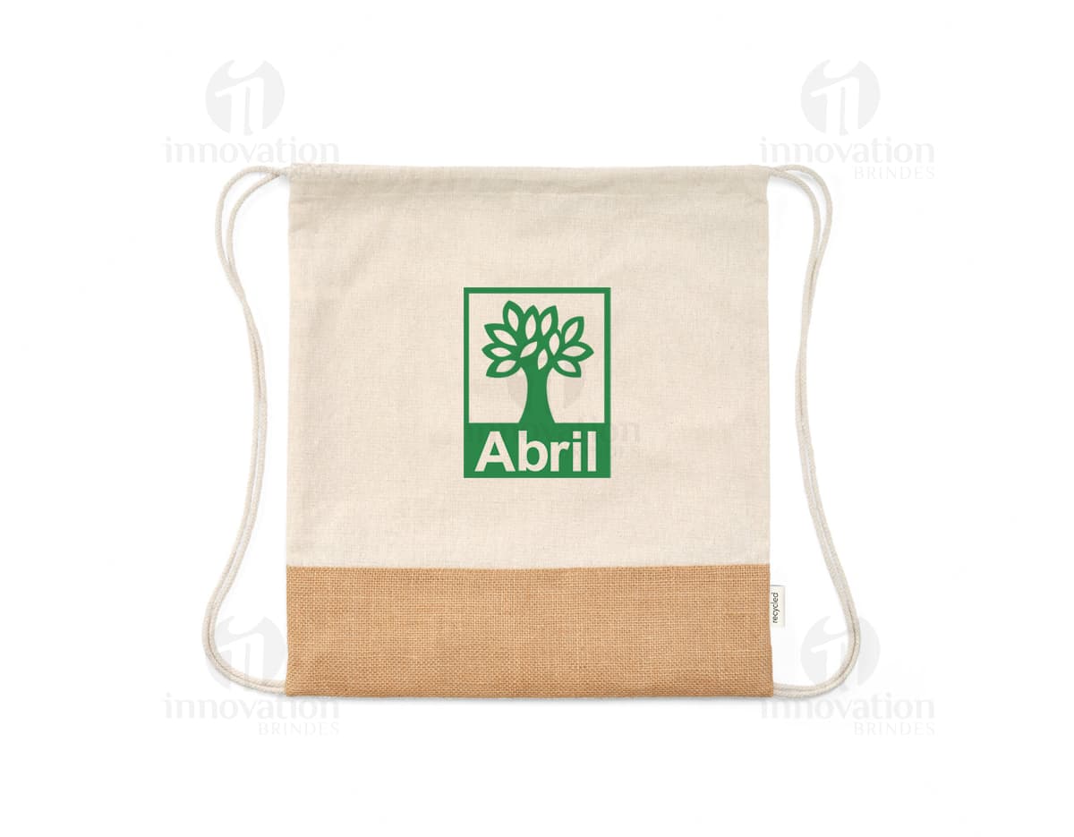 Sacola tipo mochila em tecido preto com alças ajustáveis e fecho de cordão.