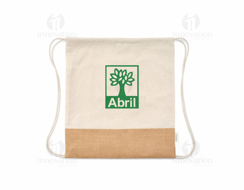 Sacola tipo mochila em tecido preto com alças ajustáveis e fecho de cordão.