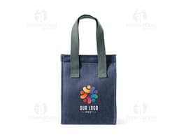 Polyester cooler bag in navy blue, with adjustable strap and zipper closure.