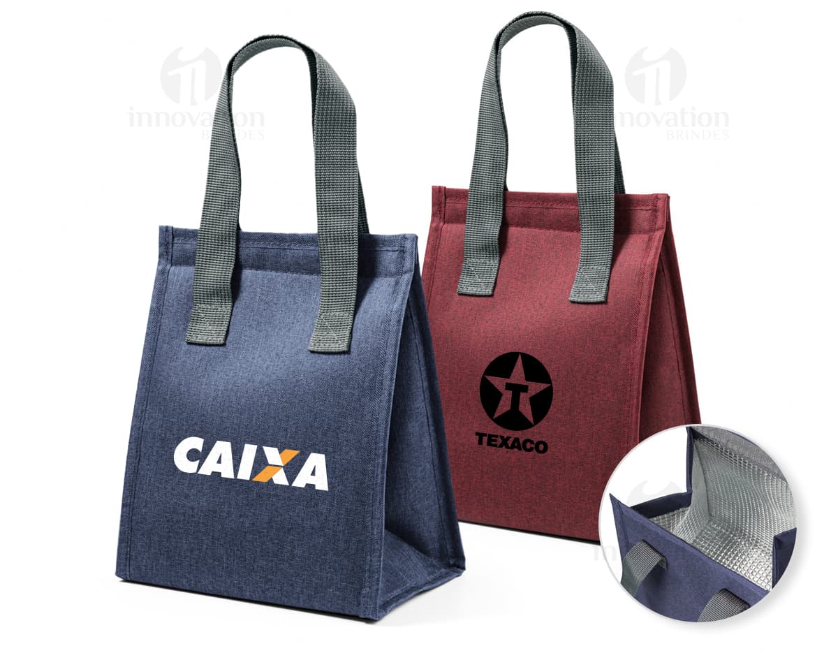Bolsa térmica em poliéster em cor azul-marinho, com alça ajustável e fecho em zíper.
