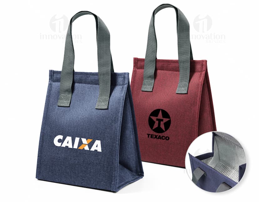 Bolsa térmica em poliéster em cor azul-marinho, com alça ajustável e fecho em zíper.