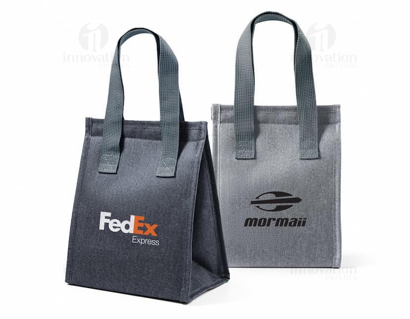Bolsa térmica em poliéster em cor azul-marinho, com alça ajustável e fecho em zíper.