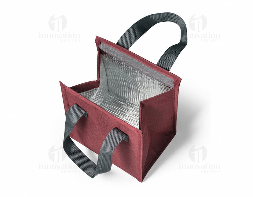 Bolsa térmica em poliéster em cor azul-marinho, com alça ajustável e fecho em zíper.