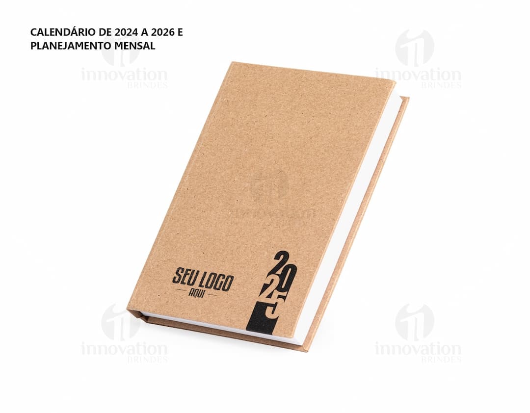 Agenda Diária 2025 com capa em couro marrom e gravura de uma árvore em dourado. Páginas internas brancas com datas e horários para organização do dia-a-dia.