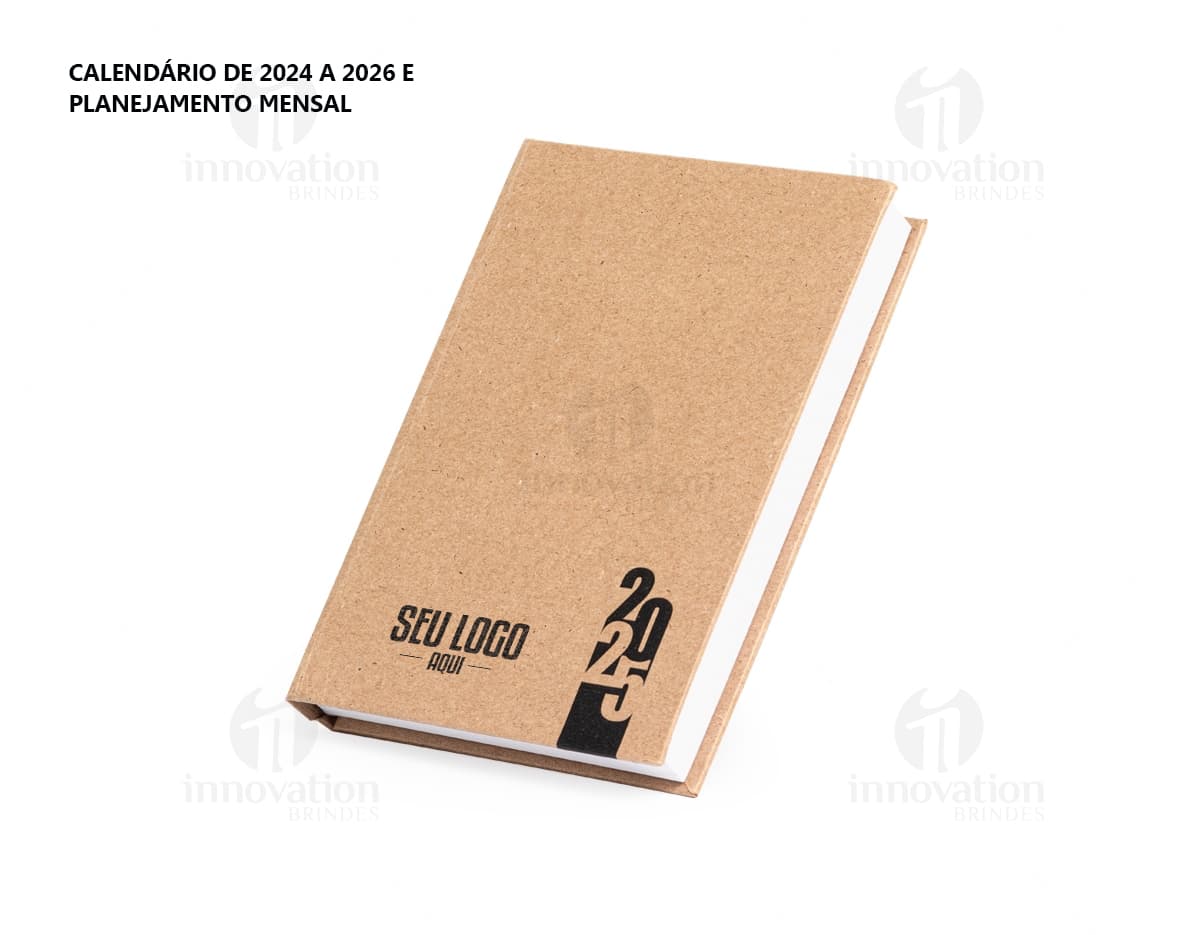Agenda Diária 2025 com capa em couro marrom e gravura de uma árvore em dourado. Páginas internas brancas com datas e horários para organização do dia-a-dia.