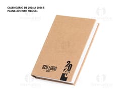 Agenda Diária 2025 com capa em couro marrom e gravura de uma árvore em dourado. Páginas internas brancas com datas e horários