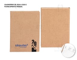 Agenda Diária 2025 com capa em couro marrom e gravura de uma árvore em dourado. Páginas internas brancas com datas e horários