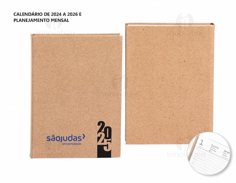 Agenda Diária 2025 com capa em couro marrom e gravura de uma árvore em dourado. Páginas internas brancas com datas e horários para organização do dia-a-dia.