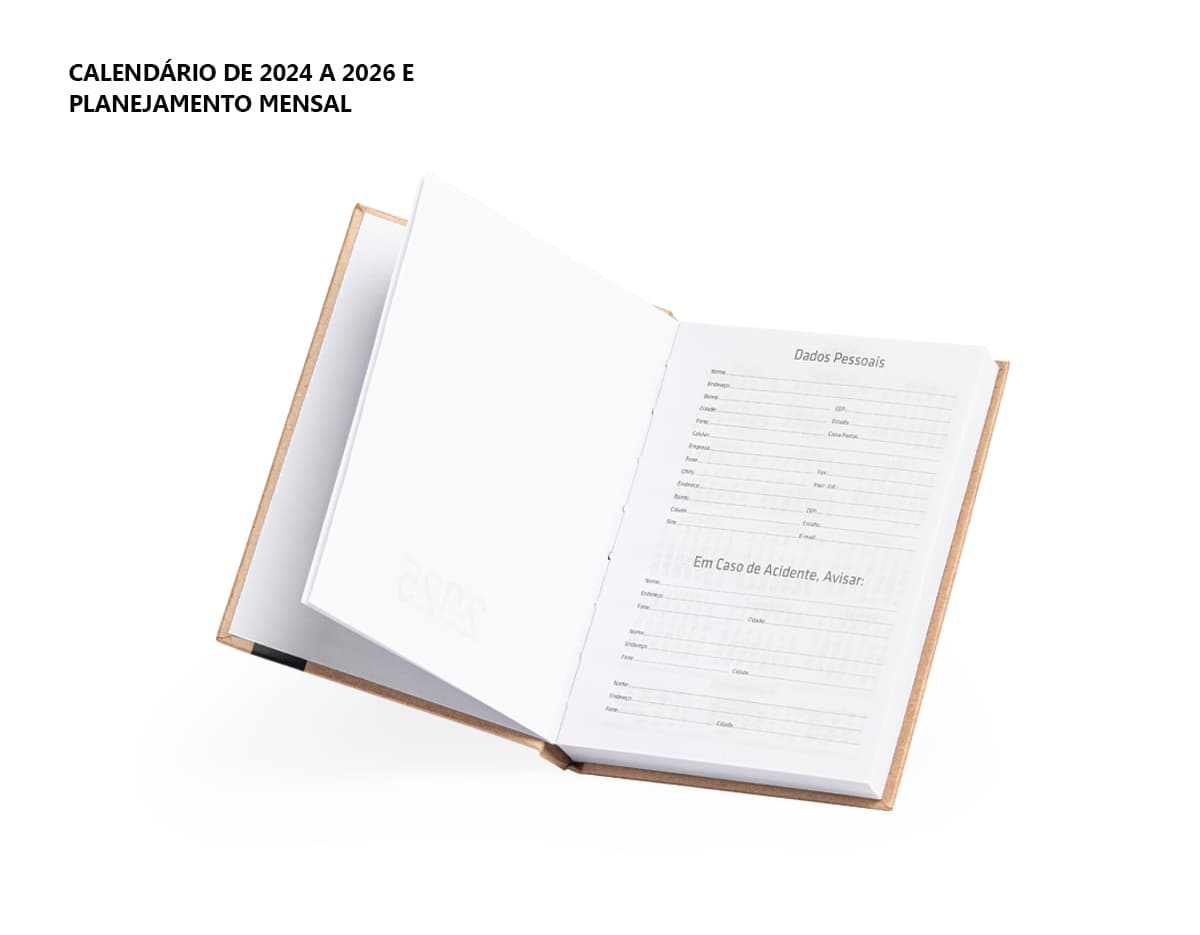 Agenda Diária 2025 com capa em couro marrom e gravura de uma árvore em dourado. Páginas internas brancas com datas e horários para organização do dia-a-dia.