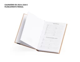 Agenda Diária 2025 com capa em couro marrom e gravura de uma árvore em dourado. Páginas internas brancas com datas e horários