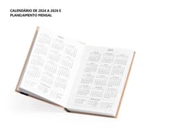 Agenda Diária 2025 com capa em couro marrom e gravura de uma árvore em dourado. Páginas internas brancas com datas e horários
