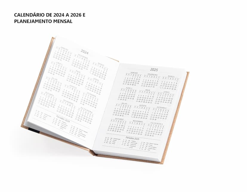 Agenda Diária 2025 com capa em couro marrom e gravura de uma árvore em dourado. Páginas internas brancas com datas e horários para organização do dia-a-dia.