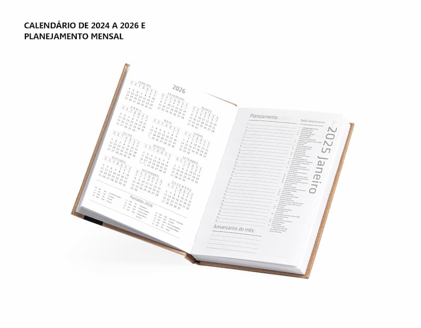 Agenda Diária 2025 com capa em couro marrom e gravura de uma árvore em dourado. Páginas internas brancas com datas e horários para organização do dia-a-dia.