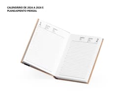 Agenda Diária 2025 com capa em couro marrom e gravura de uma árvore em dourado. Páginas internas brancas com datas e horários