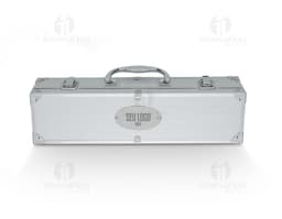 Kit Churrasco 5 Peças: conjunto contendo faca, garfo, espátula, pinça e escova, em fundo branco.