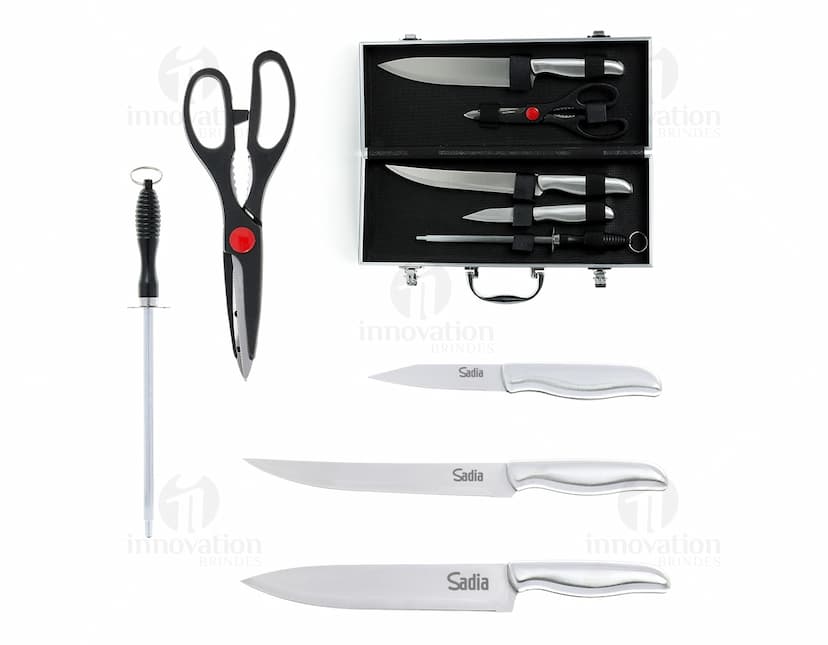Kit Churrasco 5 Peças: conjunto contendo faca, garfo, espátula, pinça e escova, em fundo branco.