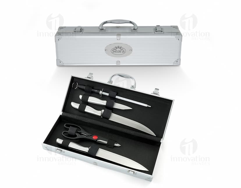 Kit Churrasco 5 Peças: conjunto contendo faca, garfo, espátula, pinça e escova, em fundo branco.