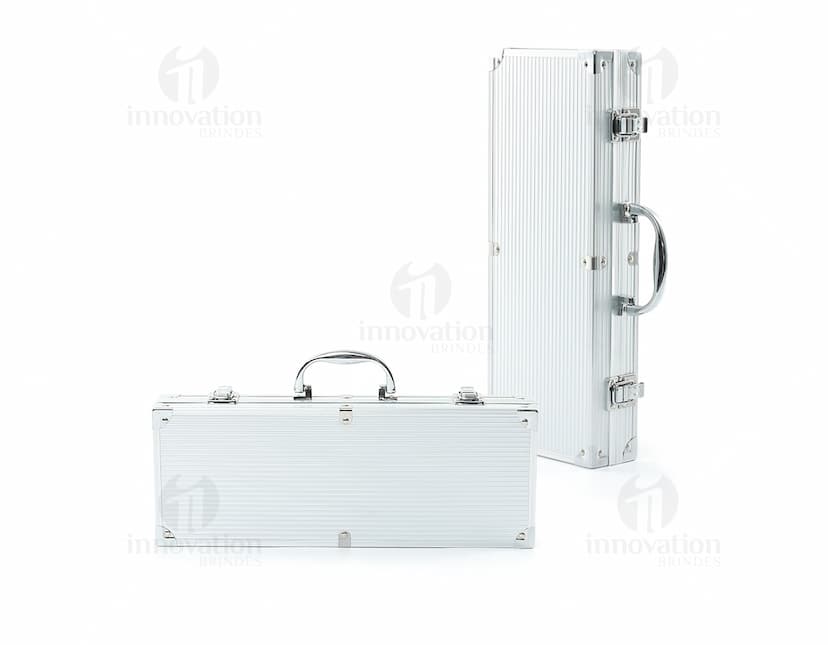 Kit Churrasco 5 Peças: conjunto contendo faca, garfo, espátula, pinça e escova, em fundo branco.