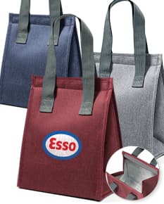 Bolsa térmica em poliéster preta e branca, com alça ajustável e fecho de zíper.