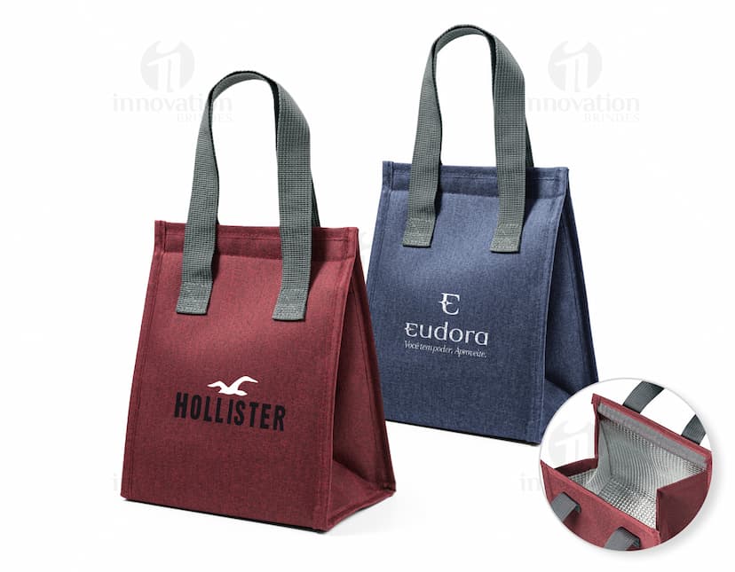Bolsa térmica em poliéster preta e branca, com alça ajustável e fecho de zíper.