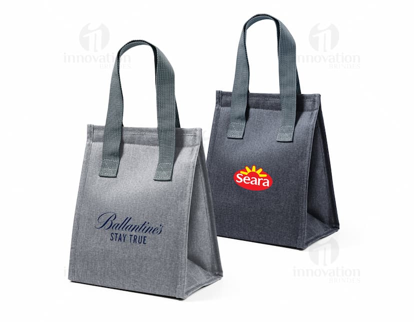 Bolsa térmica em poliéster preta e branca, com alça ajustável e fecho de zíper.