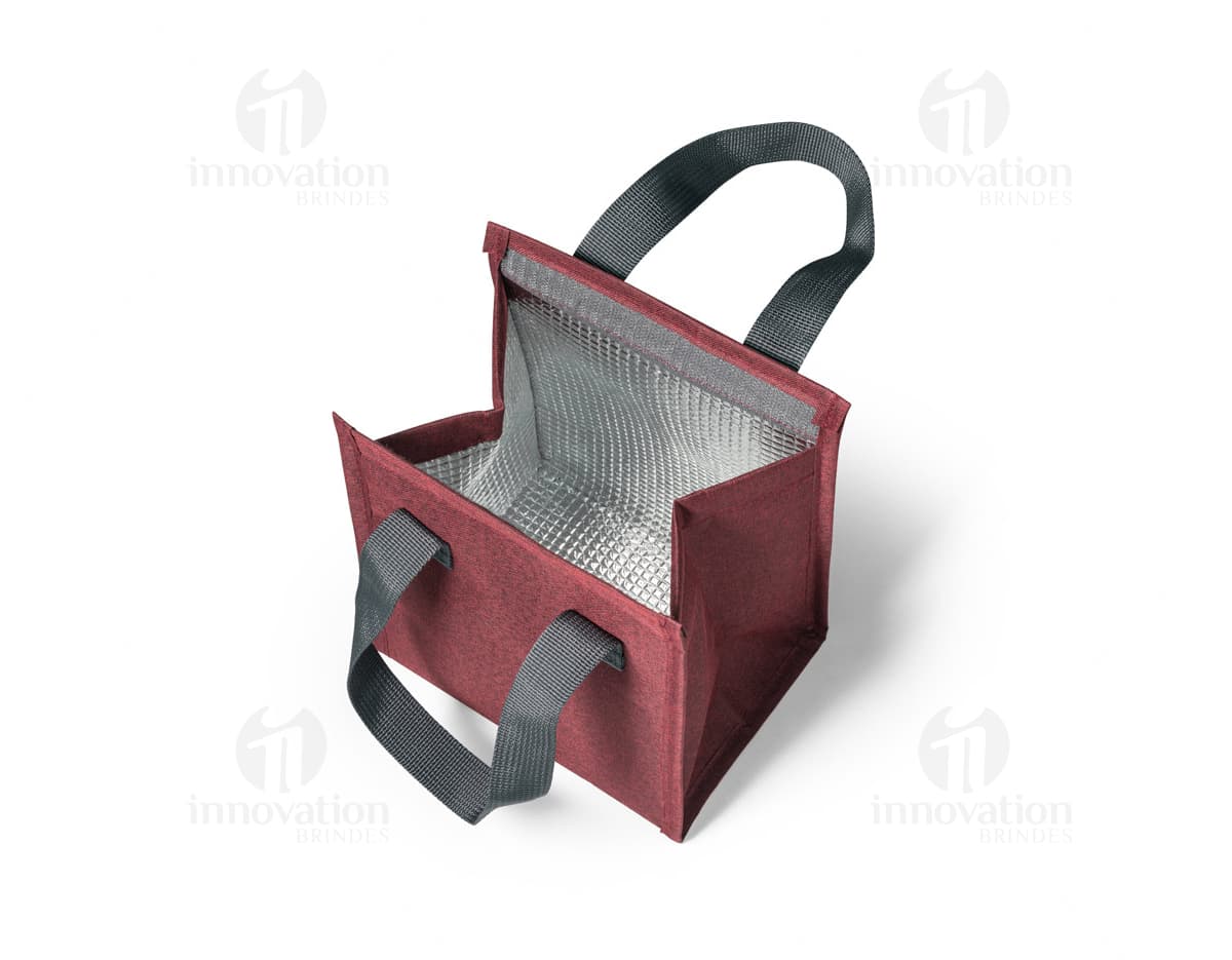 Bolsa térmica em poliéster preta e branca, com alça ajustável e fecho de zíper.