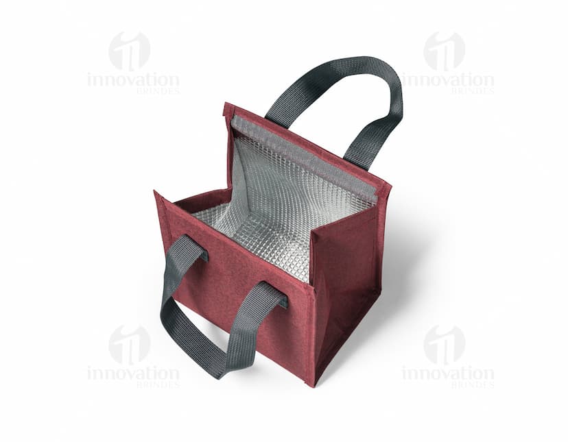 Bolsa térmica em poliéster preta e branca, com alça ajustável e fecho de zíper.