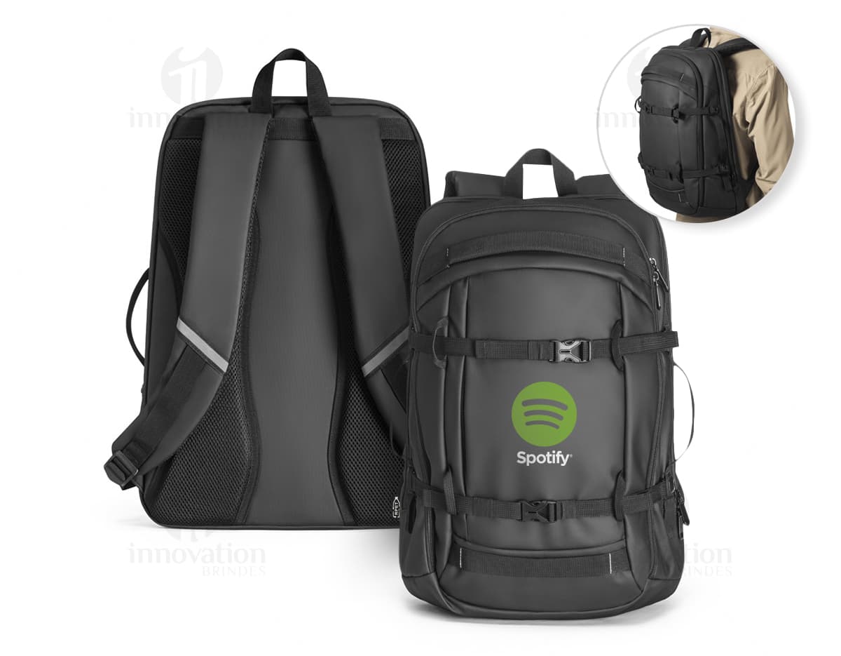 Mochila preta para notebook, com alças ajustáveis e bolso frontal com zíper.