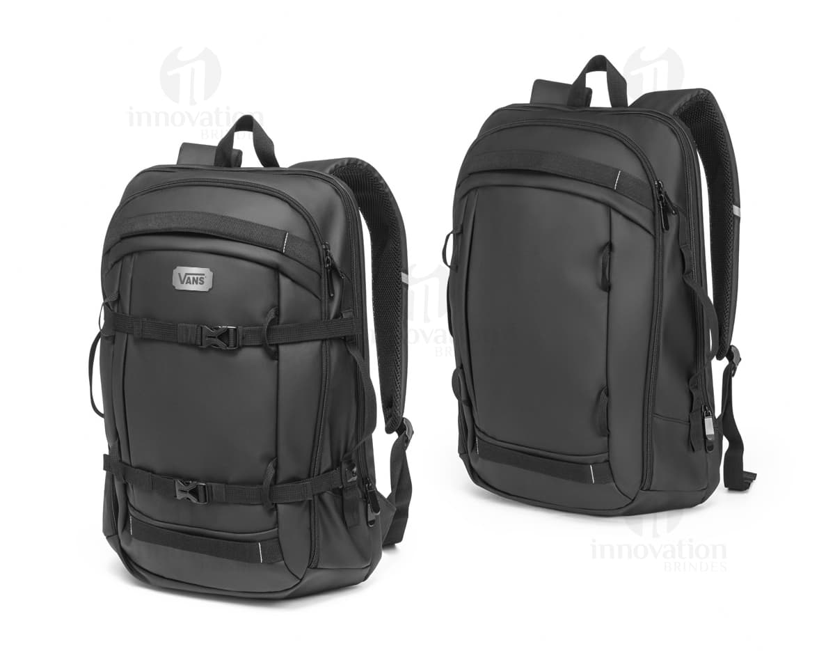 Mochila preta para notebook, com alças ajustáveis e bolso frontal com zíper.