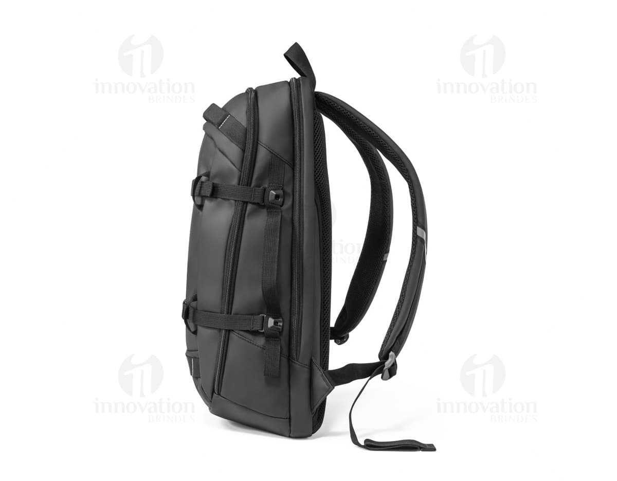 Mochila preta para notebook, com alças ajustáveis e bolso frontal com zíper.